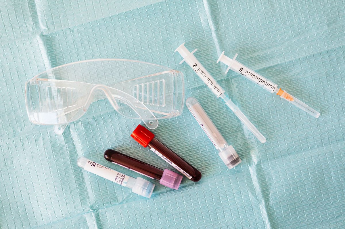 Yapay Zeka İle Keşfedilen Ve Ömrü Uzatmayı Hedefleyen En Az Bir İlaç Adayının İnsan Klinik Denemesine Girmesi; AlphaFold Gibi Araçların İlaç Keşif Süresini Yıllardan Aylara İndirmesi Bekleniyor.